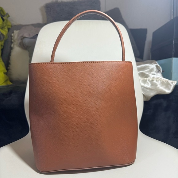 Forever21 Bucket like cross body bag - Picture 2 of 9